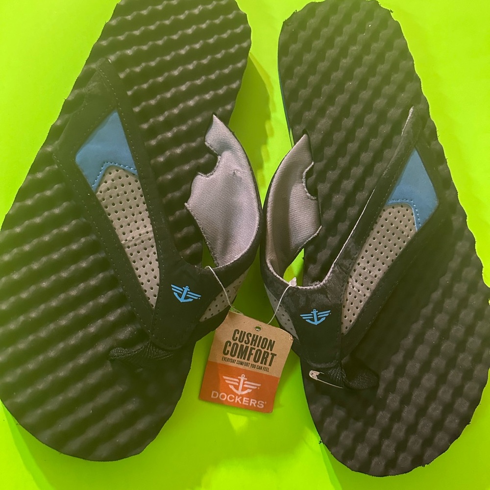 NWT Men’s Large(11-12) Docker flip-flop $18 each